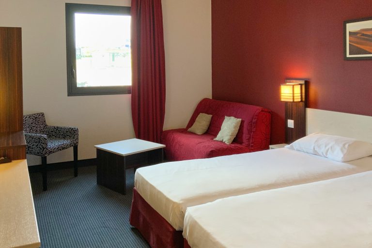 Découvrez les chambres avec espace salon de l'hôtel Akena La Ferté-Bernard.